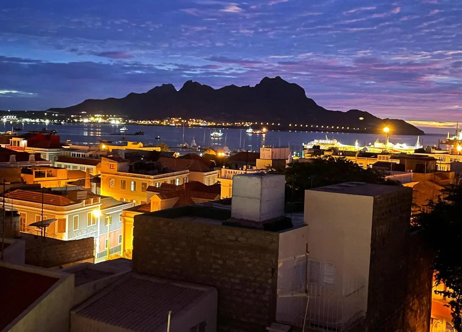 Casa De Poco Guest House And Gallery Mindelo
